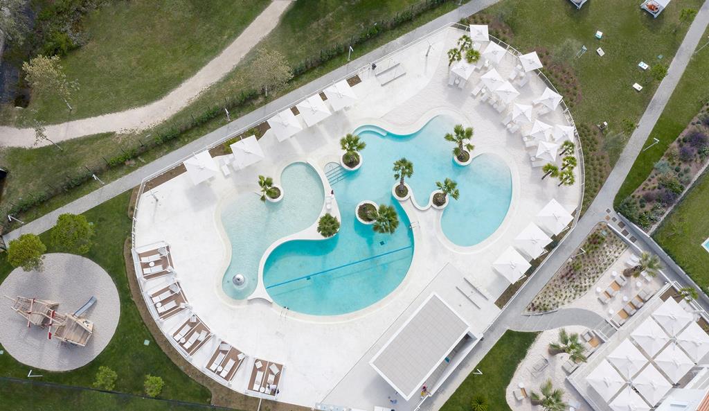 Zwembad in Pareus Beach Resort - Lavidatravel.nl