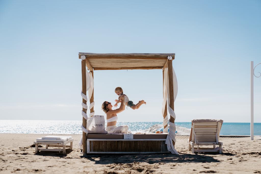 Moeder met kind op het strand - Lavidatravel.nl