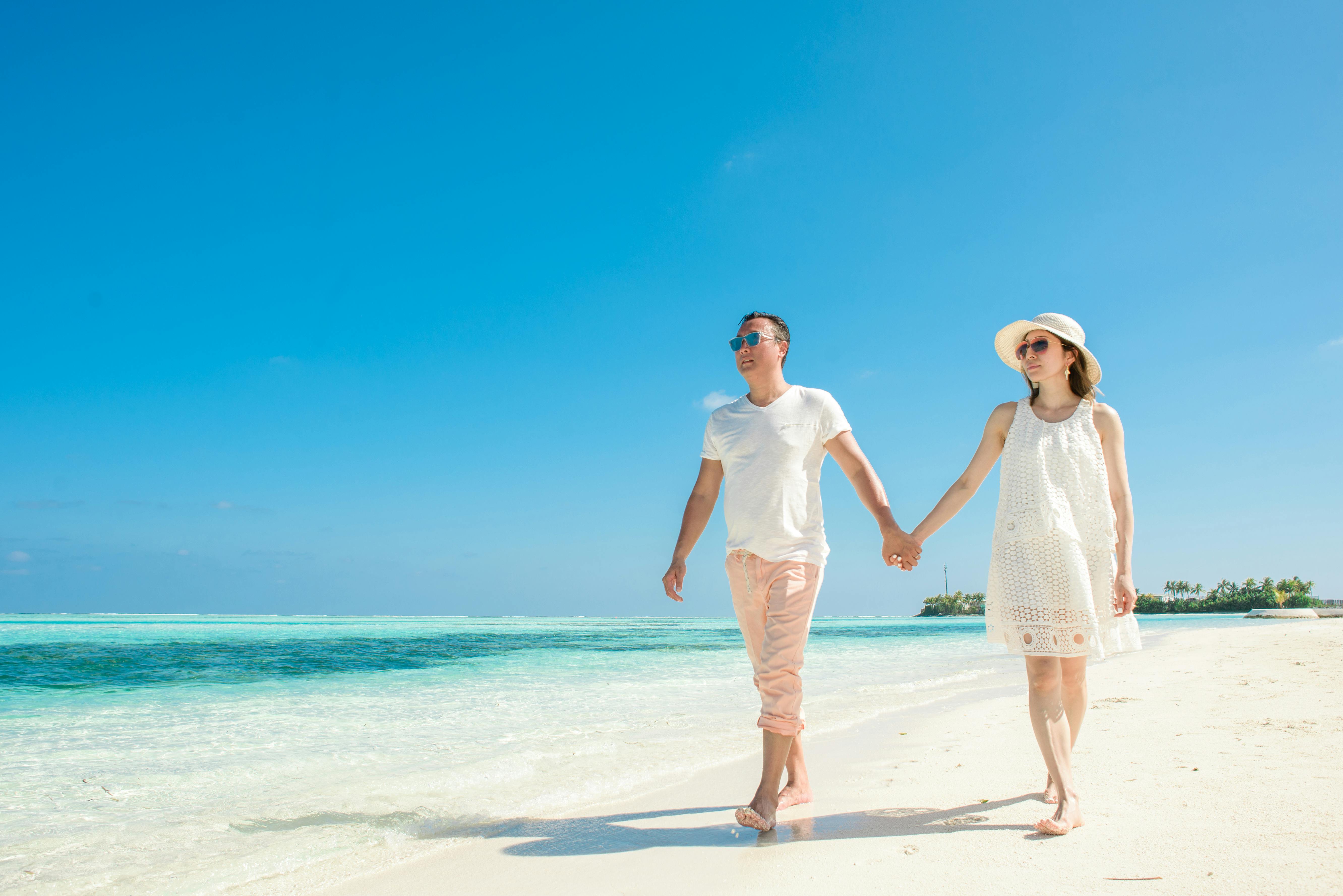 Koppel loopt samen op tropisch strand